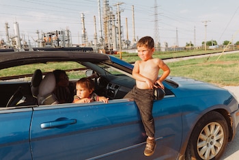 Unos niños esperan a su