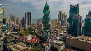 Navieras, bancos y empresas de