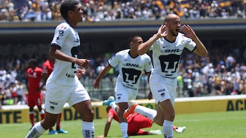 El paraguayo González festeja con sus compañeros la primera anotación del encuentro (Foto: Galo Cañas/ Cuartoscuro)