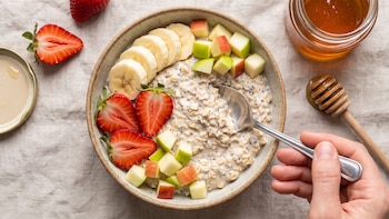 Receta para un desayuno saludable con avena, chía y fruta que se prepara en solo 15 minutos