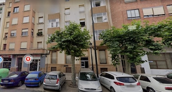 En el centro, el portal