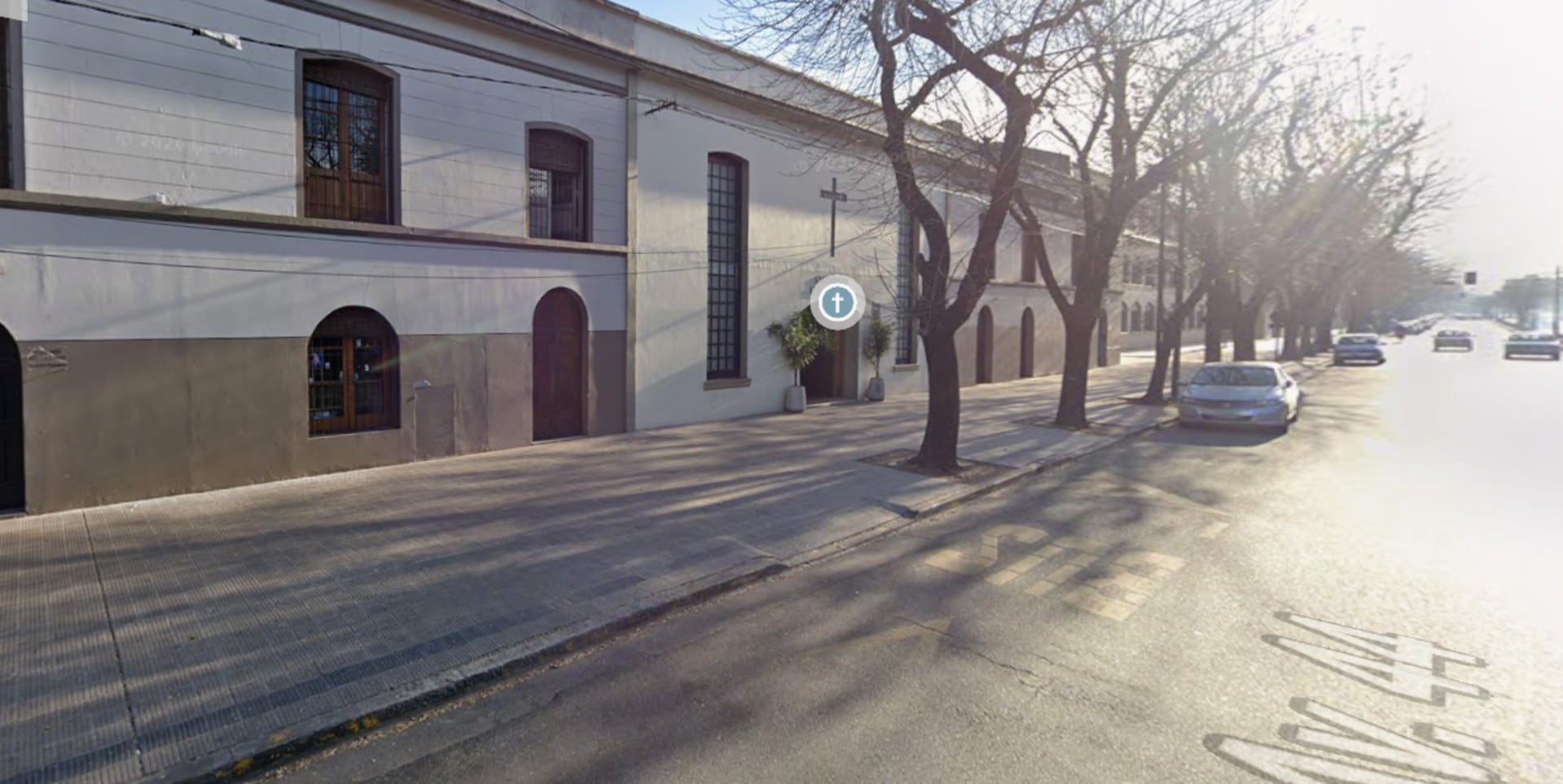 Una vista exterior de la Iglesia San Cayetano en La Plata, tras los reportes de un reciente robo en el establecimiento religioso (Google Maps)