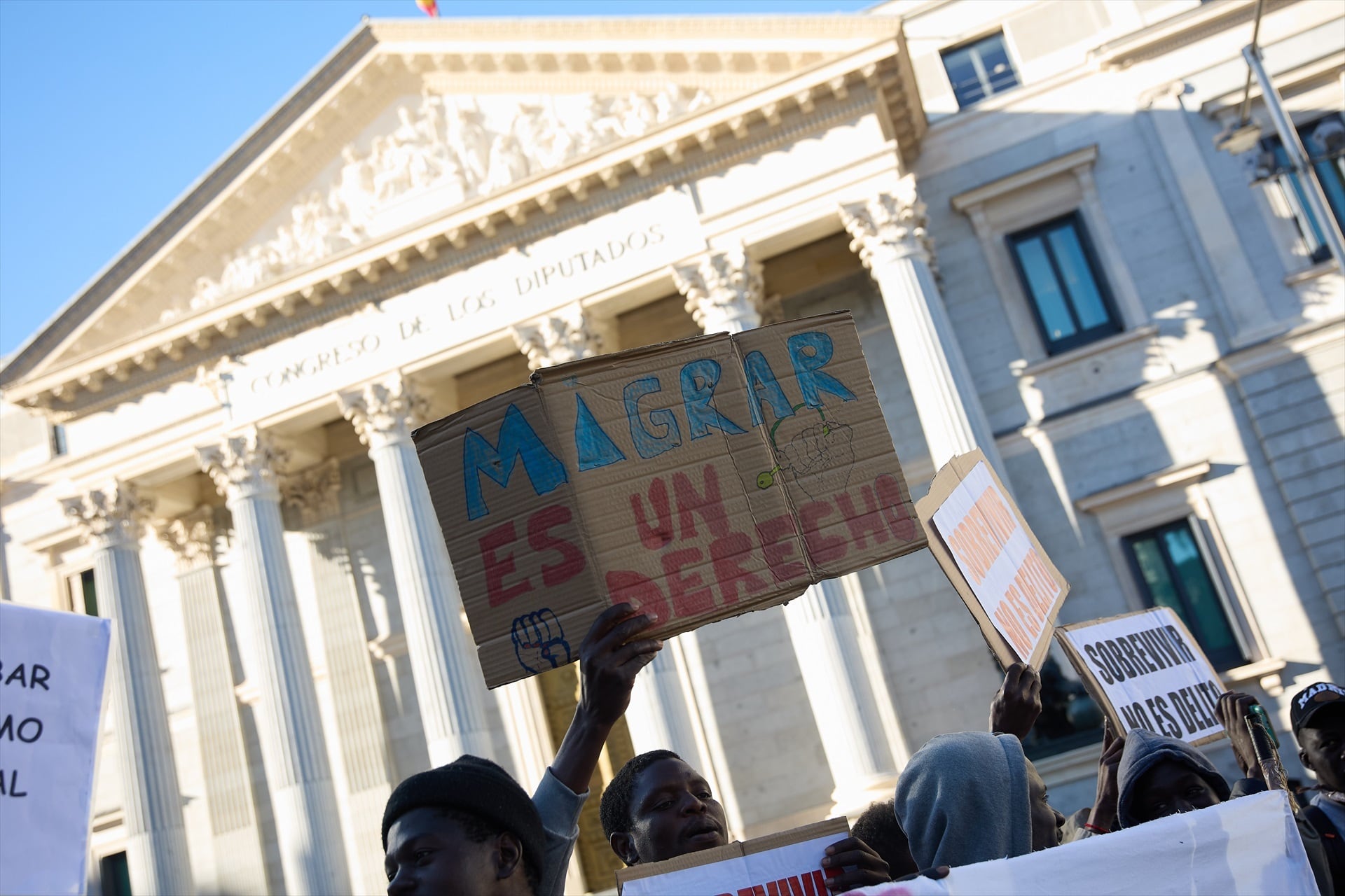 Varias personas frente al Congreso en defensa de la ILP RegularizaciónYa mientras se debatía la iniciativa en el Congreso, el 9 de abril de 2024, en Madrid. (Jesús Hellín / Europa Press)