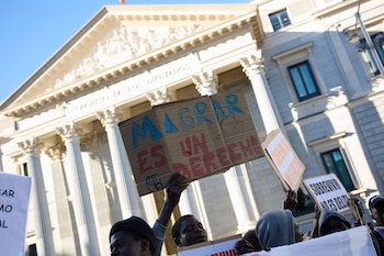 Varias personas frente al Congreso en defensa de la ILP RegularizaciónYa mientras se debatía la iniciativa en el Congreso, el 9 de abril de 2024, en Madrid. (Jesús Hellín / Europa Press)