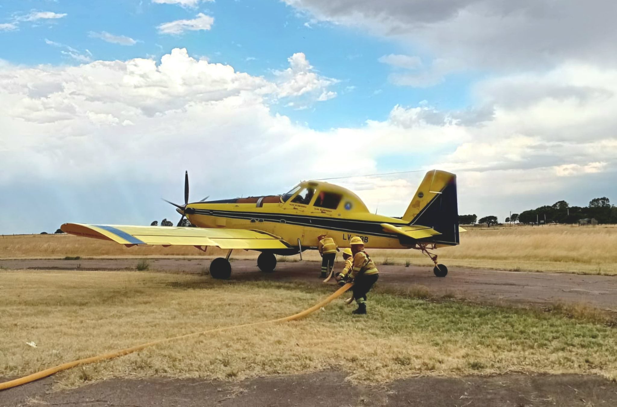 Los bomberos contaron con el apoyo de un avió hifrante (Foto: @bomberosRA)