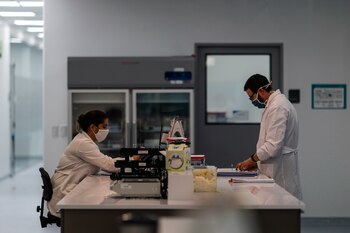 Trabajadores del laboratorio mAbxience en