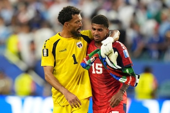 El guardameta de Cabo Verde, Vozinha (izquierda), y Laros Duarte reaccionan al final del partido de fútbol del Grupo H de la Copa del Mundo entre Uruguay y Cabo Verde en Miami Gardens, Florida, el domingo 21 de junio de 2026. (Foto AP/Lynne Sladky)