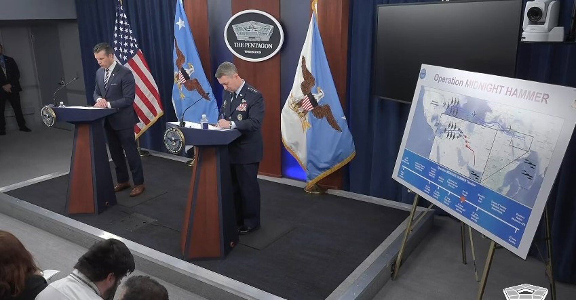 El jefe del Pentágono, Pete Hegseth y el de Estado Mayor, Dan Caine, al informar sobre el ataque a objetivos nucleares iraníes