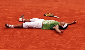 Un joven Nadal en 2005 tras conquistar Roland Garros (Reuters/Jason O'Brien/File Photo)