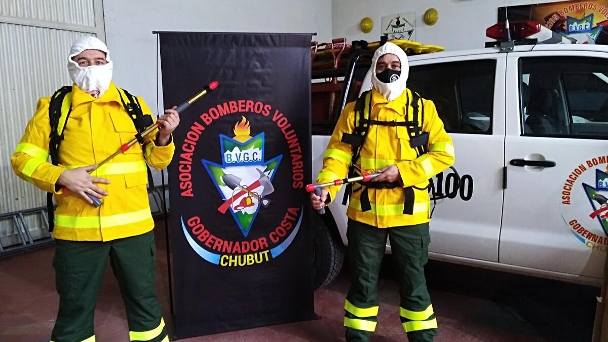 Lanzaron una colecta para ayudar a los bomberos voluntarios que trabajan en los incendios de la Patagonia: cómo donar - Infobae