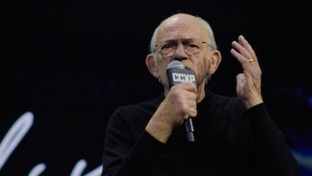 CCXP 2026: Christopher Lloyd inspira a fans citando al Doc de la trilogía Volver al Futuro