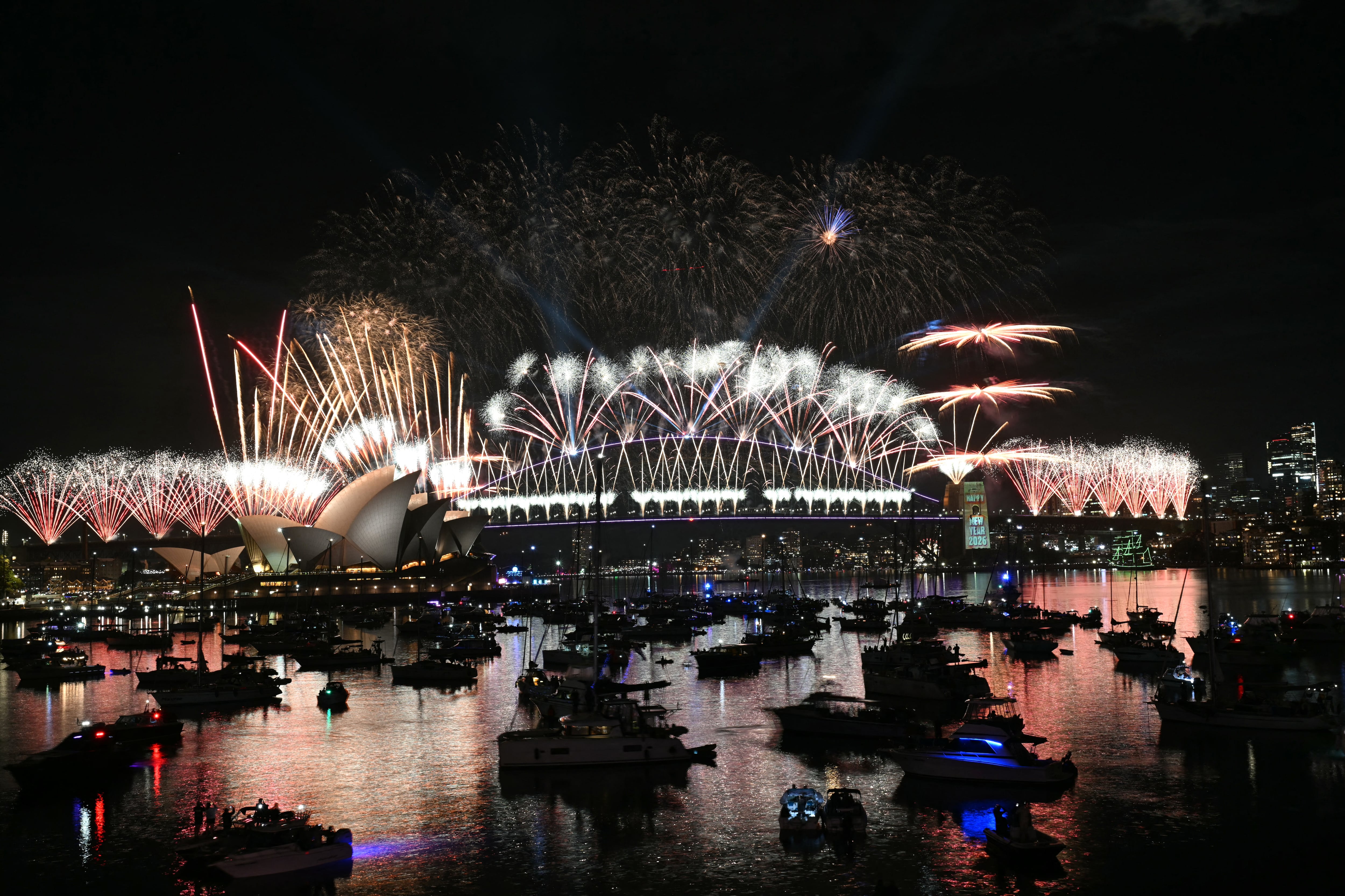 Sídney recibe el 2026 con su icónico despliegue de fuegos artificiales, uno de los primeros en la cadena de celebraciones globales. Sídney, 1 de enero de 2026. (Foto: Saeed KHAN / AFP)