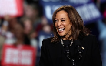 A lo largo de su carrera, Harris ha acumulado un patrimonio neto estimado en 8 millones de dólares, en conjunto con su esposo, el abogado Douglas Emhoff. (REUTERS/Eloisa Lopez)