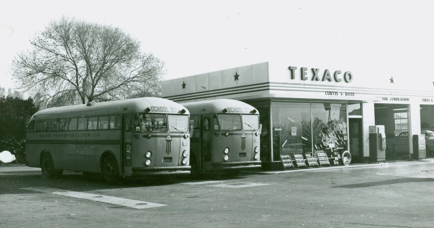 El rescate fue entregado entre estos dos autobuses escolares en Sepulveda, California (FBI)