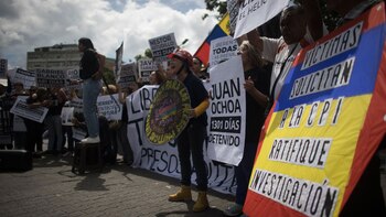 Con pancartas y camisas negras