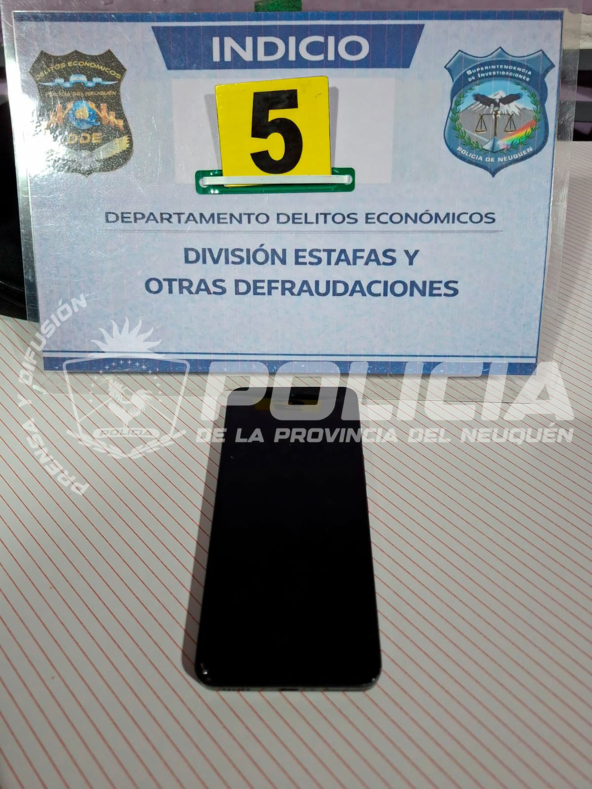 Uno de los doce teléfonos celulares secuestrados durante los allanamientos. (Policía de Neuquén oficial)