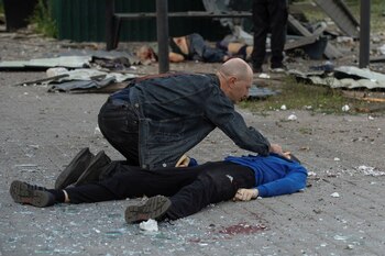 El hombre acaricia el rostro