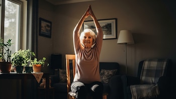 El yoga en silla se asocia con menos dolor y mejora de la movilidad, según estudios