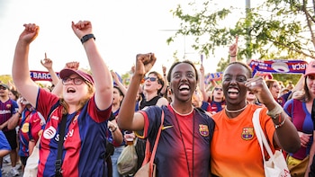 Unas 2.500 personas celebran en Barcelona la victoria del Barça Femení en la Champions