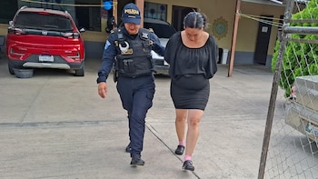 Celos y alcohol: Mujer dispara contra su pareja, intentó huir, pero fue capturada en Guatemala