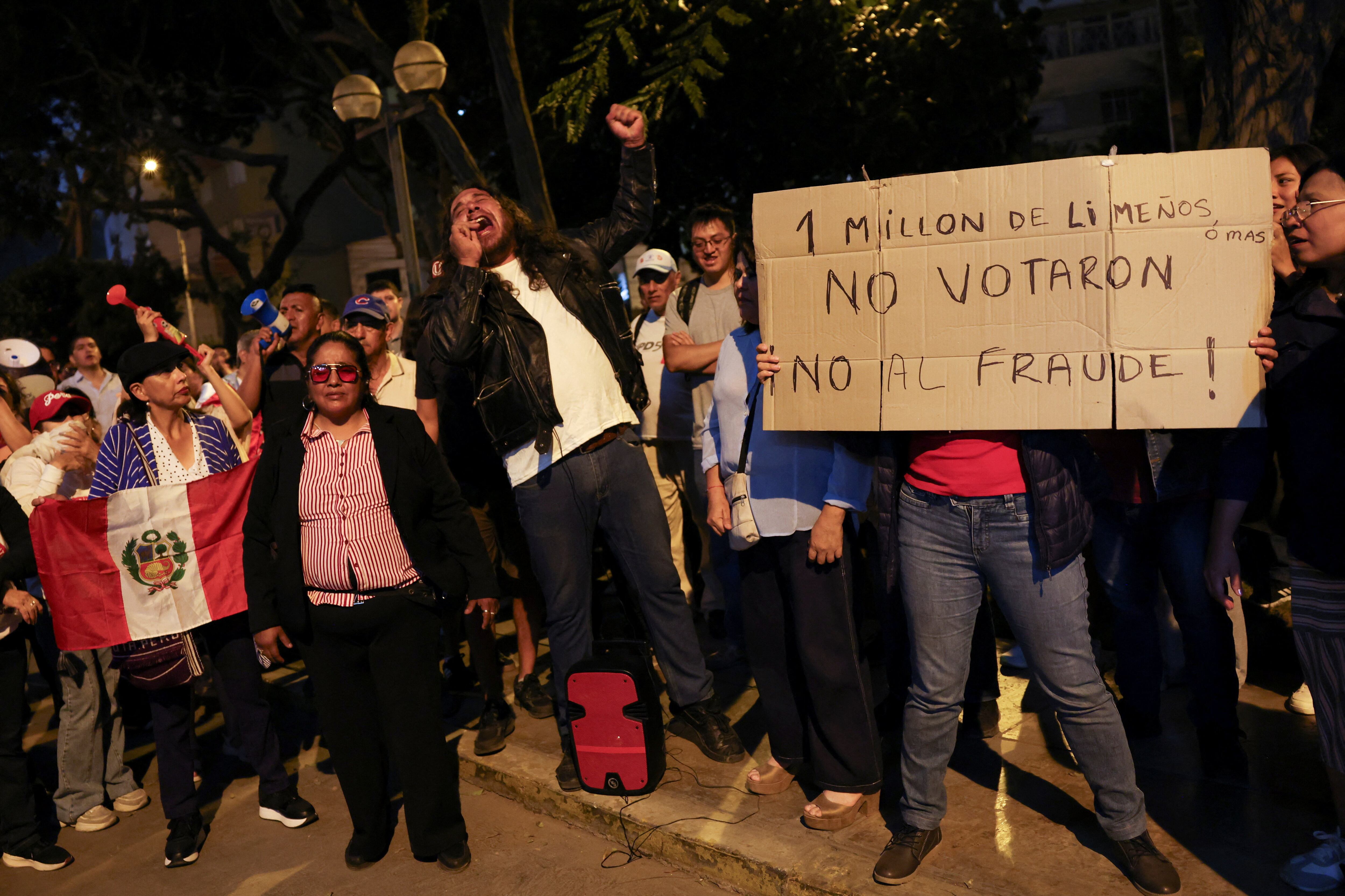 Manifestación en el JNE acusan de fraude por demoras en mesas de votación. REUTERS/Manuel Orbegozo
