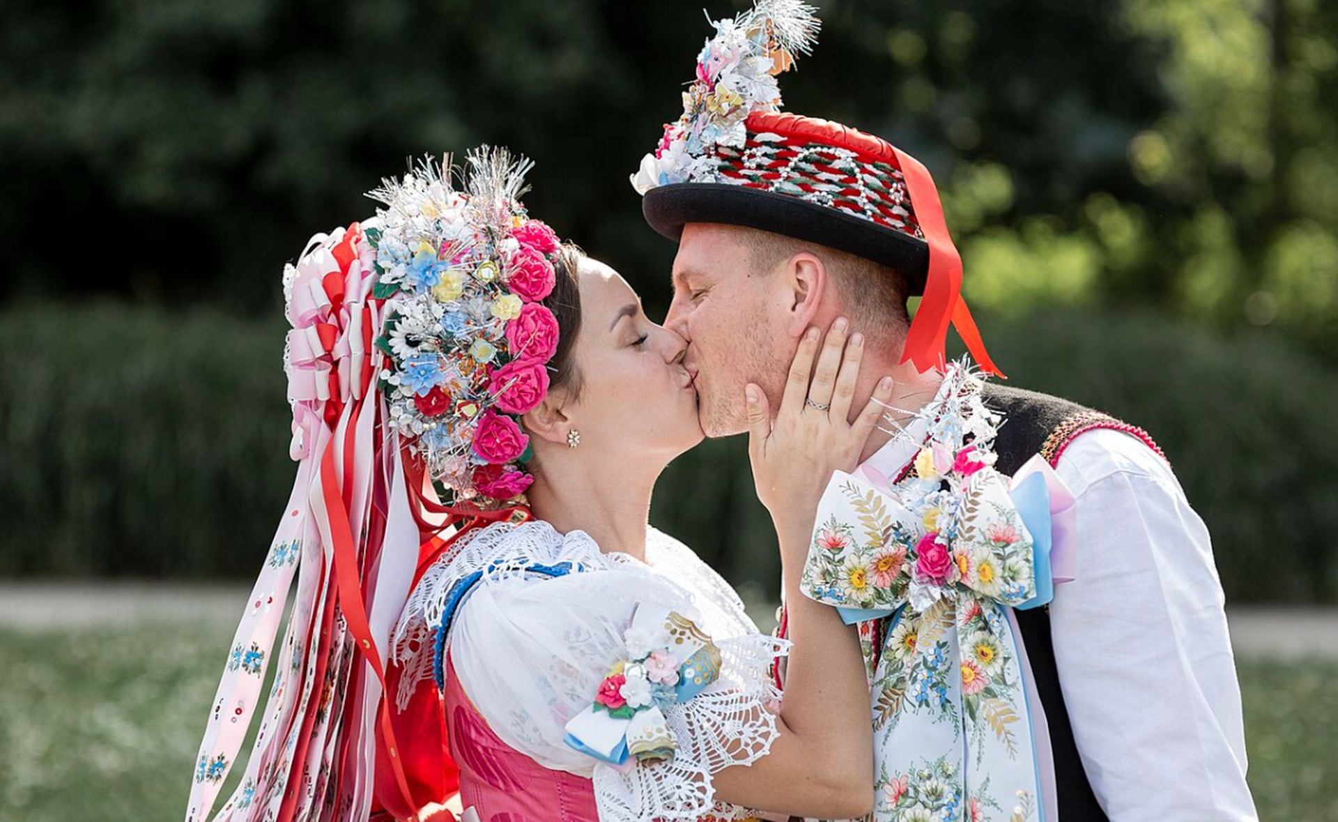El Día Internacional del Beso celebra un gesto simple que une culturas y emociones, recordando su poder para expresar amor, conexión y humanidad. (Svajcr)