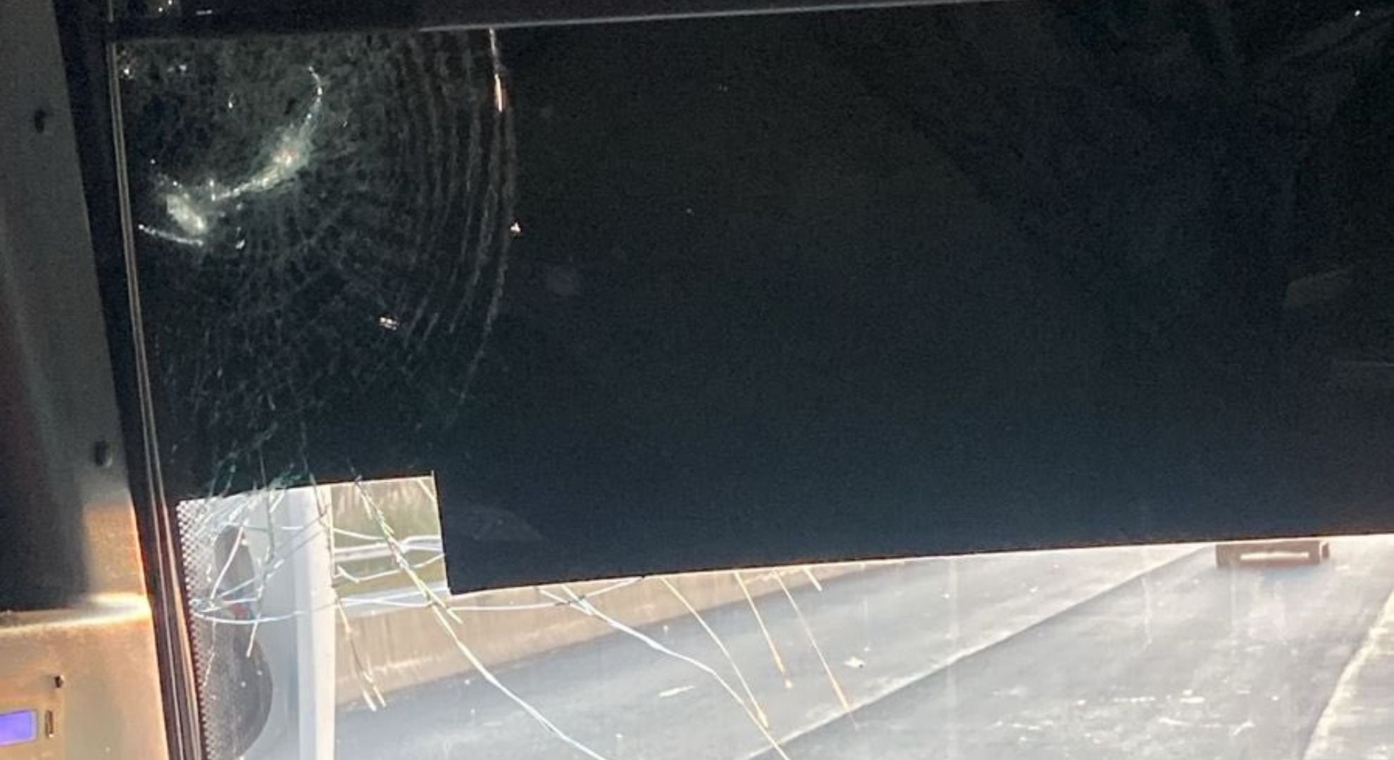 En varios tramos de la Autopista Buenos Aires-La Plata, las pedradas son recurrentes (X: @Hechosanderecho)