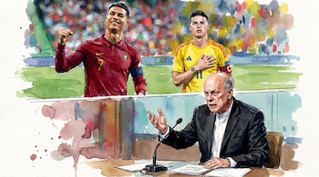 Ilustración en acuarela de tres hombres: dos futbolistas con camisetas de selecciones nacionales y un comentarista deportivo sentado frente a un micrófono.