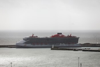 Cámaras de seguridad documentaron a DeGiorgio sujetando al pasajero por el cuello y amenazándolo de muerte, según el FBI. (REUTERS/Simon Dawson)