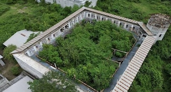 Las autoridades inspeccionaron una edificación abandonada que podría aprovecharse para desarrollar el proyecto de una nueva cárcel de máxima seguridad en Honduras. (Foto: Cortesía)