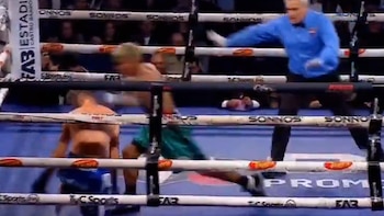 “Me sacudió a traición, como un cobarde”: fuertes declaraciones del boxeador que retuvo el título tras recibir un descalificador golpe en la lona