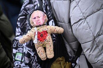 Un muñeco vudú que representa al presidente ruso Vladimir Putin está sujeto a una mochila mientras la gente asiste a una manifestación celebrada cerca de la embajada rusa tras la muerte del líder de la oposición rusa Alexei Navalny, en Berlín, Alemania, el 18 de febrero de 2024. REUTERS/Annegret Hilse