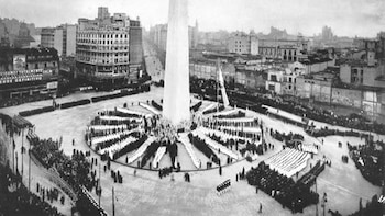 Se lo llamó “el alma de Buenos Aires” y también “adefesio y bodrio”: el nacimiento del Obelisco y cómo se salvó de ser demolido