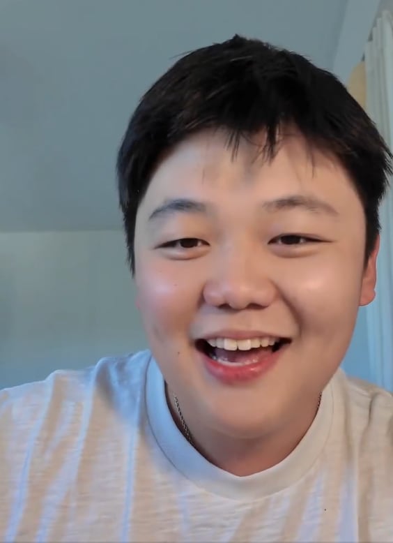 Sang Won Kim, conocido como @holayosoysang en Instagram y @yosoysangg en TikTok, combina sus clases básicas del idioma con contenido musical (captura de video)