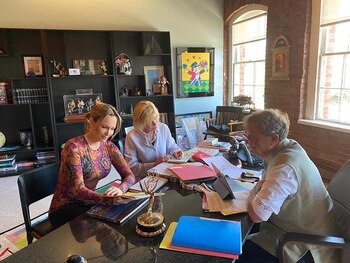 Denegri reunida con Alan Hassenfeld,