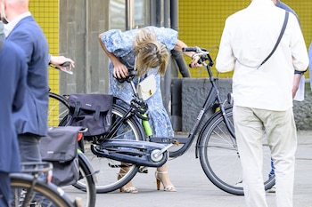 Máxima de Holanda se consolida como la reina más cercana al montar en bicicleta con tacones (Grosby)
