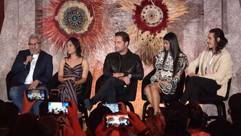 Elenco en la presentación ante