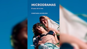 Portada del libro Microdramas de Constanza Michelson sobre fondo azul con la foto de dos jóvenes bajo el cielo y el sello Paidós