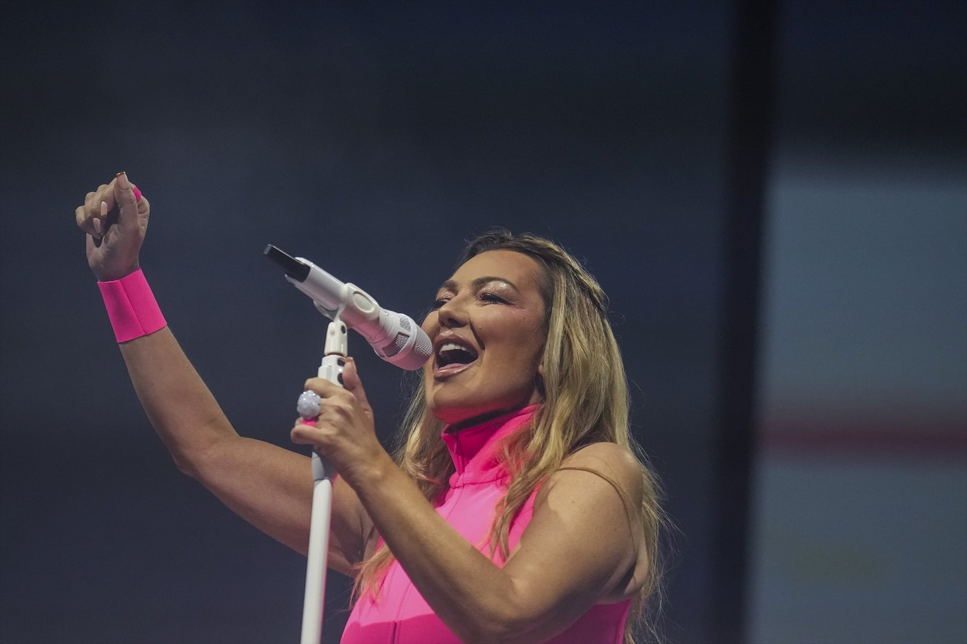 La cantante de La Oreja de Van Gogh, Amaia Montero, durante su concierto, en el Bizkaia Arena BEC. (H. Bilbao / Europa Press)