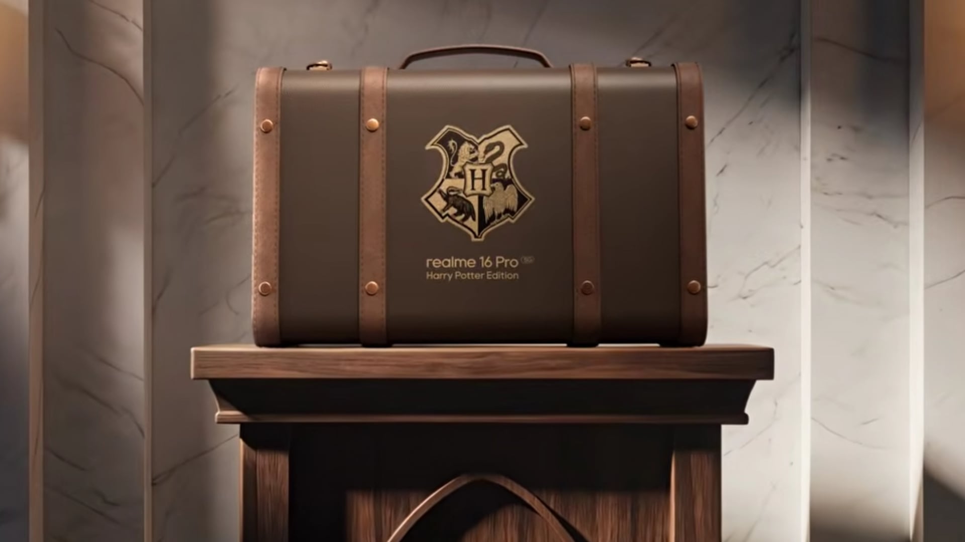 En la parte posterior del dispositivo destaca el escudo de Hogwarts.
(Captura YouTube realme India)