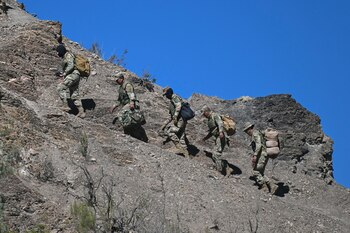 Choques entre policías y manifestantes en un desbloqueo de ruta en Bolivia