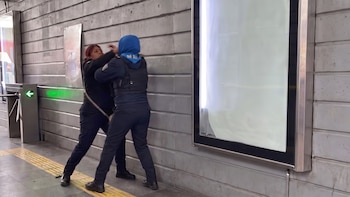 Mujeres policías pelean a golpes en estación de la Línea 1 del Metrobús: las suspenden tras difundirse el video