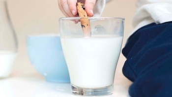 Un niño que desayuna leche
