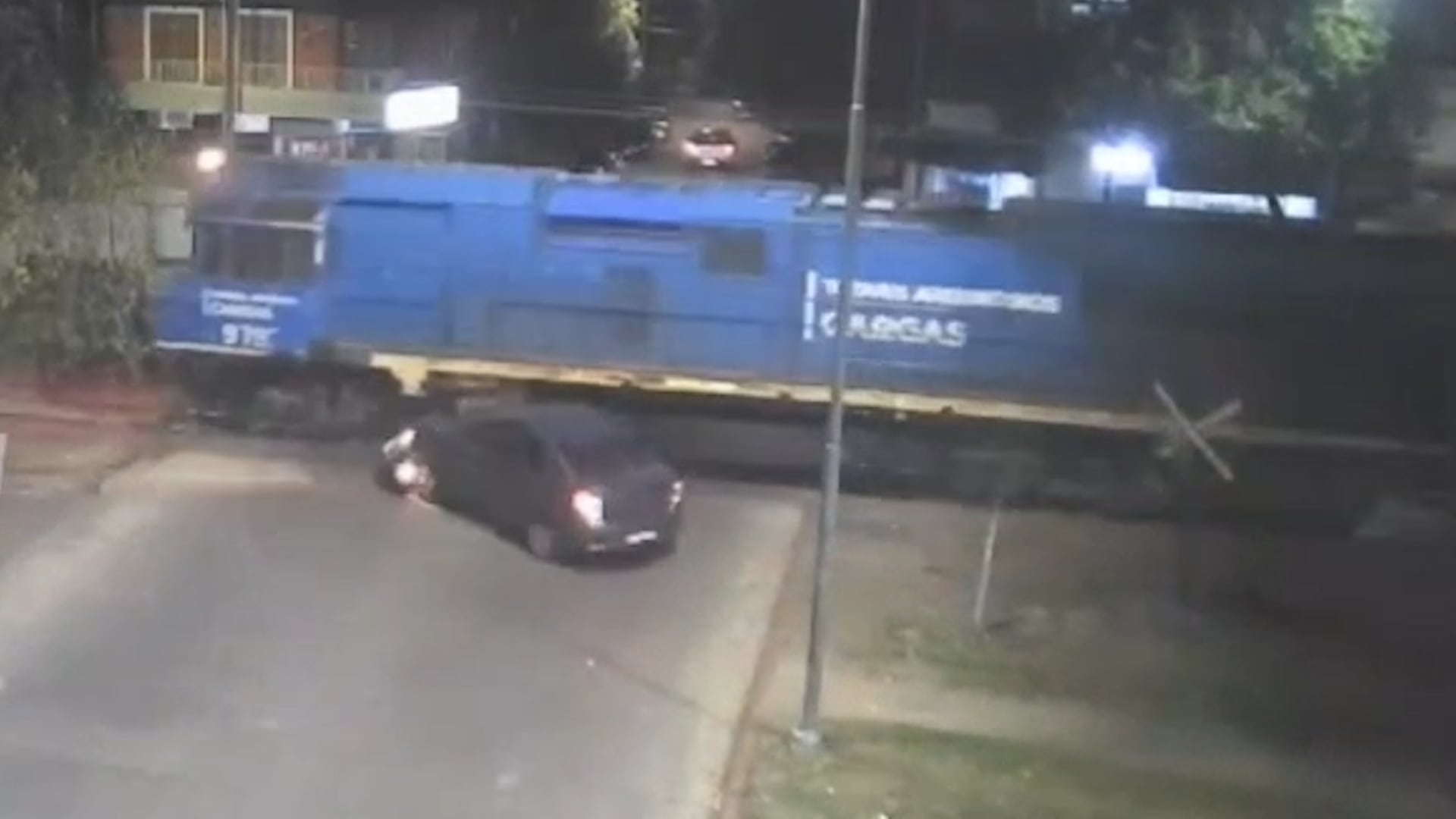 El conductor intentó cruzar el paso ferroviario, pero el automóvil no logró pasar las vías cuando la formación ya avanzaba