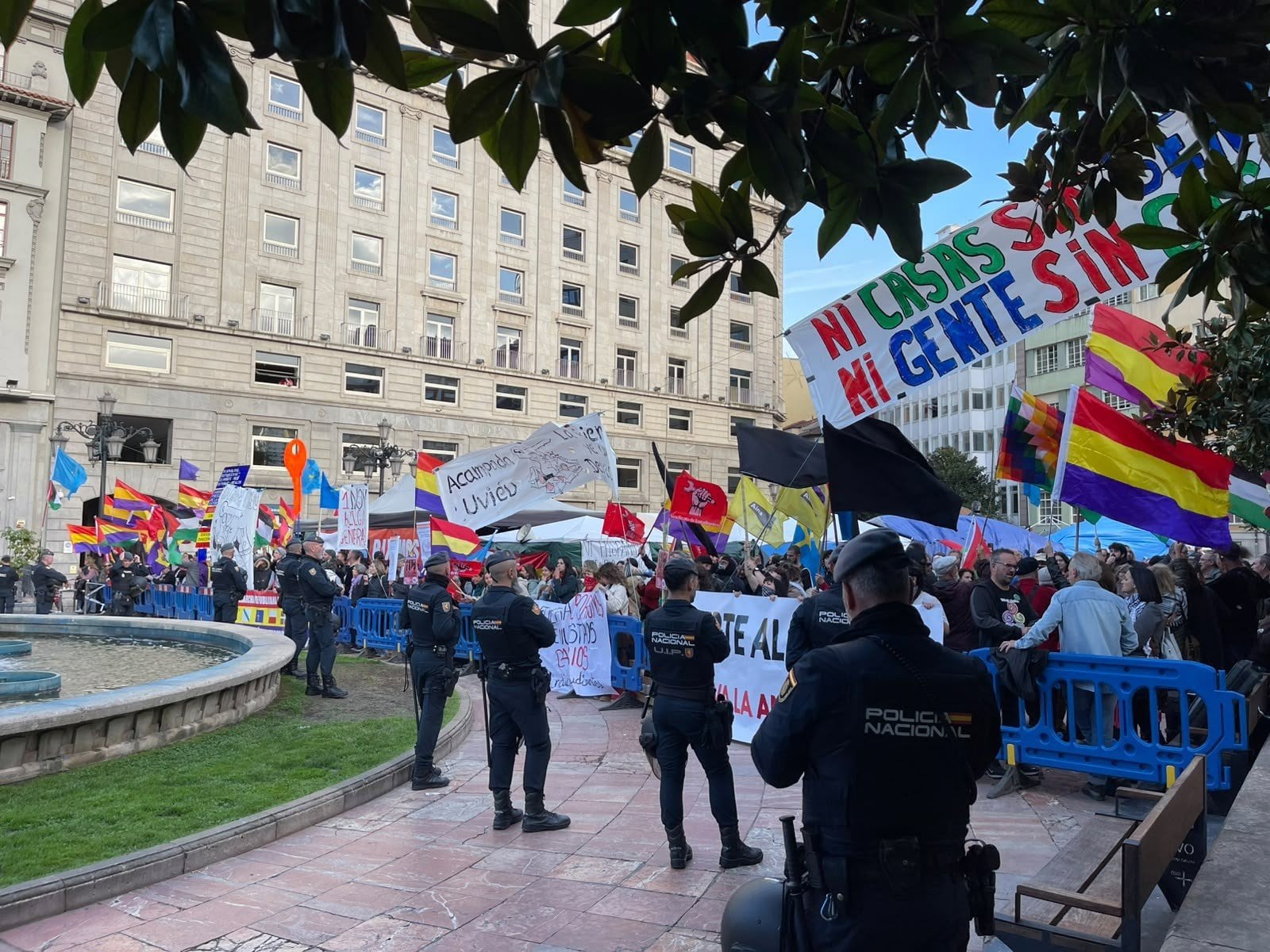 Protestas contra la monarquía y en favor de la vivienda coinciden en Oviedo con la entrega de los Premios Prin