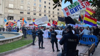 Protestas contra la monarquía y en favor de la vivienda coinciden en Oviedo con la entrega de los Premios Prin