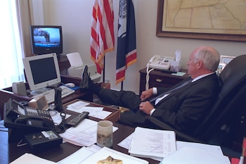 Cheney fue trasladado al búnker subterráneo de la Casa Blanca, conocido como PEOC (Presidential Emergency Operations Center), una instalación diseñada para garantizar la supervivencia del Gobierno en caso de ataque nuclear (U.S. National Archives/Handout via Reuters /File Photo)