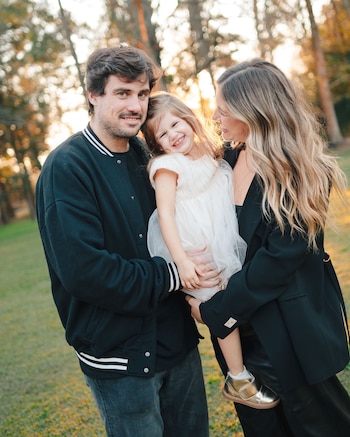 Stephanie Demner y su hija Ariana posando sonrientes junto a Guido Pella