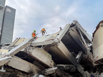 Las brigadas salvadoreñas mantienen inspecciones detalladas en edificios colapsados y estructuras comprometidas en la región. (Foto: Secretaría de Prensa de la Presidencia)