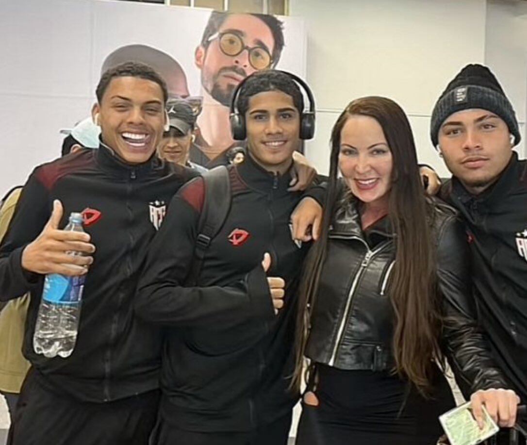 Los futbolista, con la actriz carioca